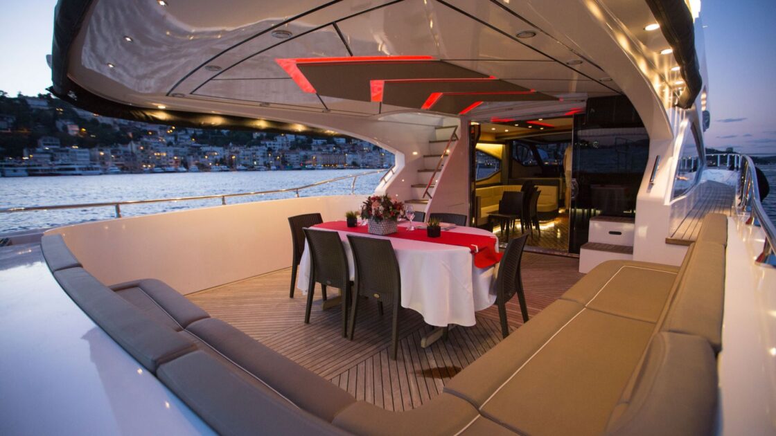 Comparison of comfort between a private yacht cruise and a crowded public Bosphorus cruise